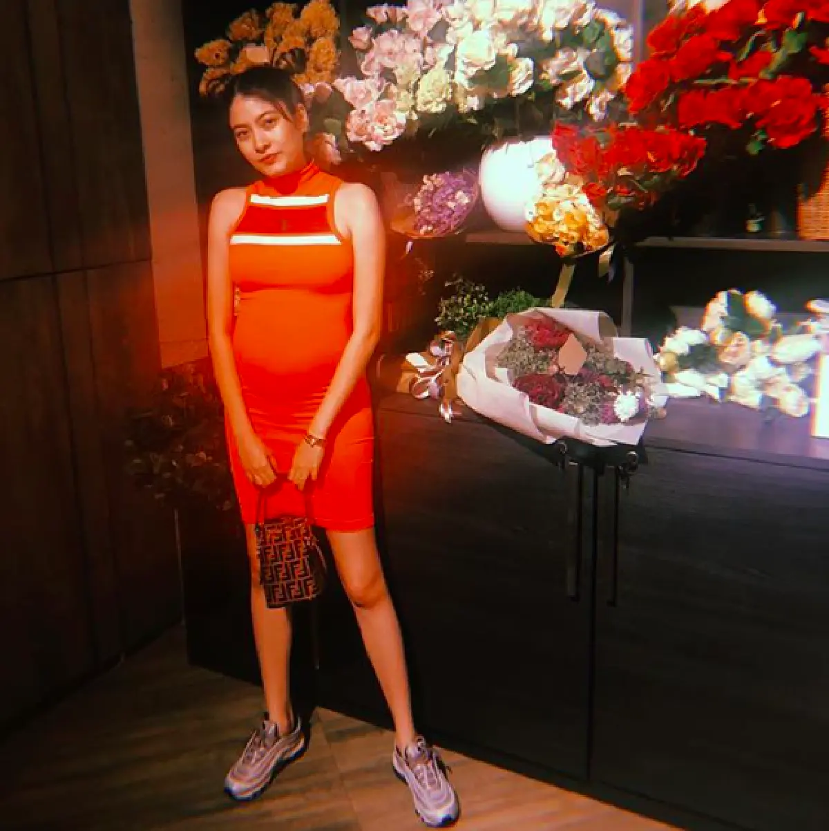 “มาร์กี้ ราศรี” อวดชุดคลุมท้องสุดแซ่บ สีส้มปรี๊ดรัดรูปร่างเห็นท้องลูกแฝดแบบชัดๆ