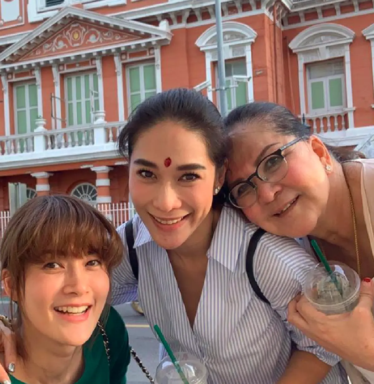 “พลอย” ดีใจหนัก! เจอ "พล.อ.ประยุทธ์” หลังพาแม่และพี่สาวไปขอพรที่ศาลหลักเมือง