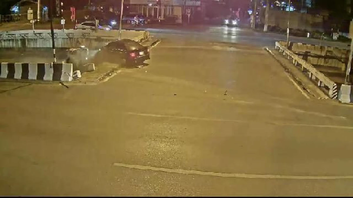 เผยคลิปกล้องวงจรปิดวินาทีรถ "เซนติเมตร" พิธีกรดังถูกชนตกคลองดับ