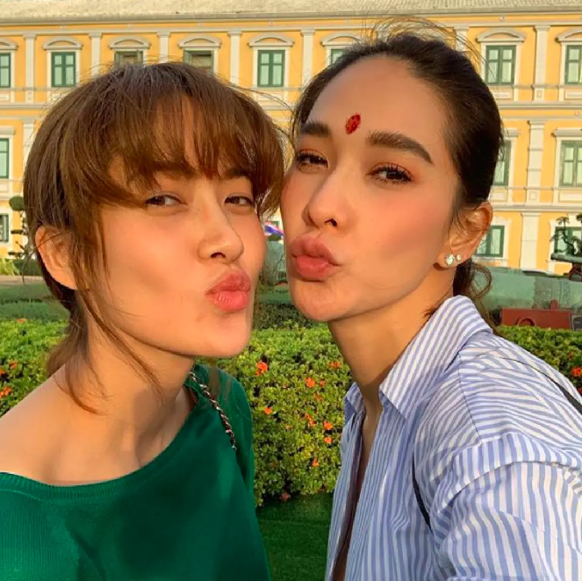 “พลอย” ดีใจหนัก! เจอ "พล.อ.ประยุทธ์” หลังพาแม่และพี่สาวไปขอพรที่ศาลหลักเมือง