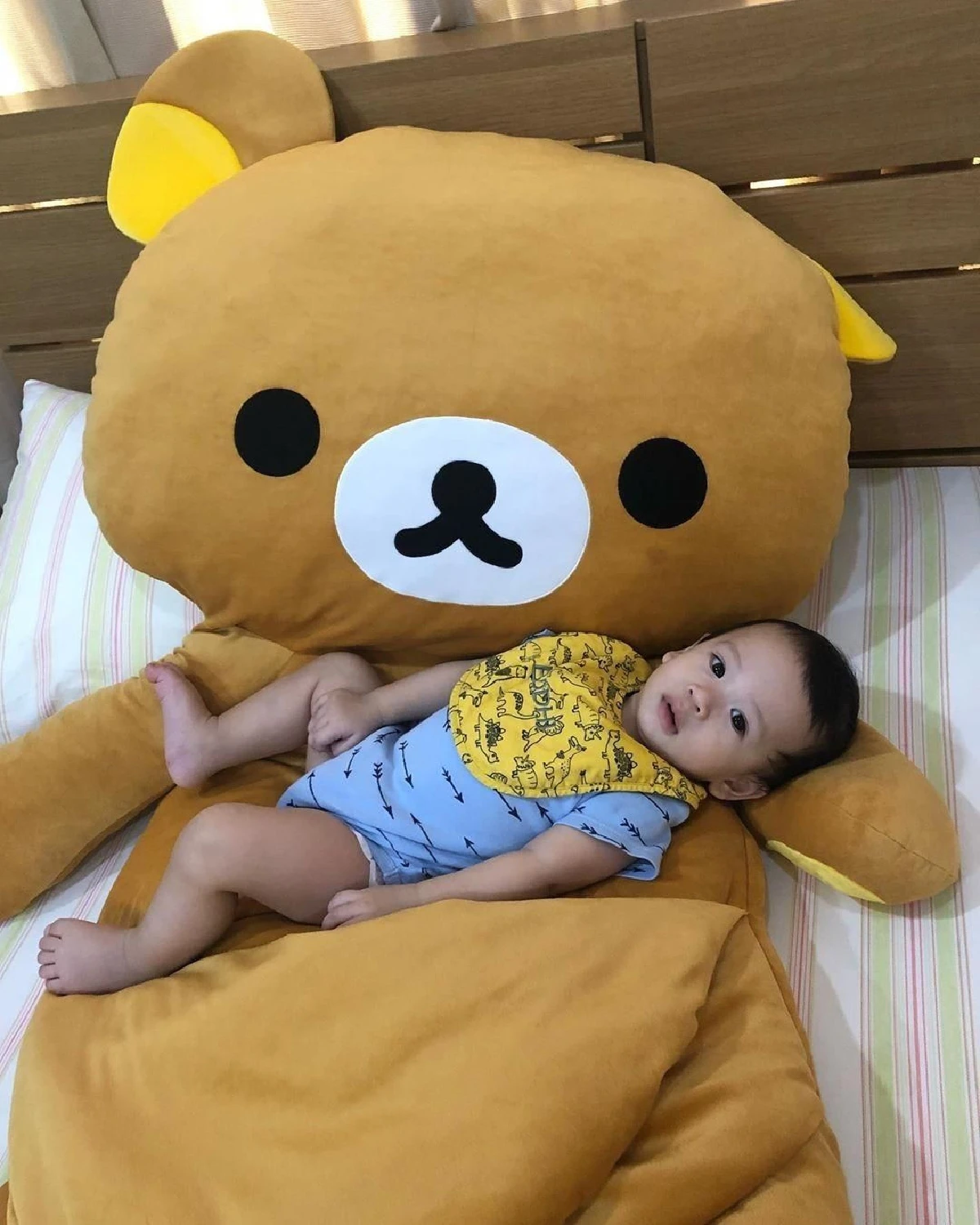 ภาพชวนอมยิ้ม “น้องโพธิ์” ยื่นแก้มให้คุณย่าหอมฟอดใหญ่อย่างอบอุ่น