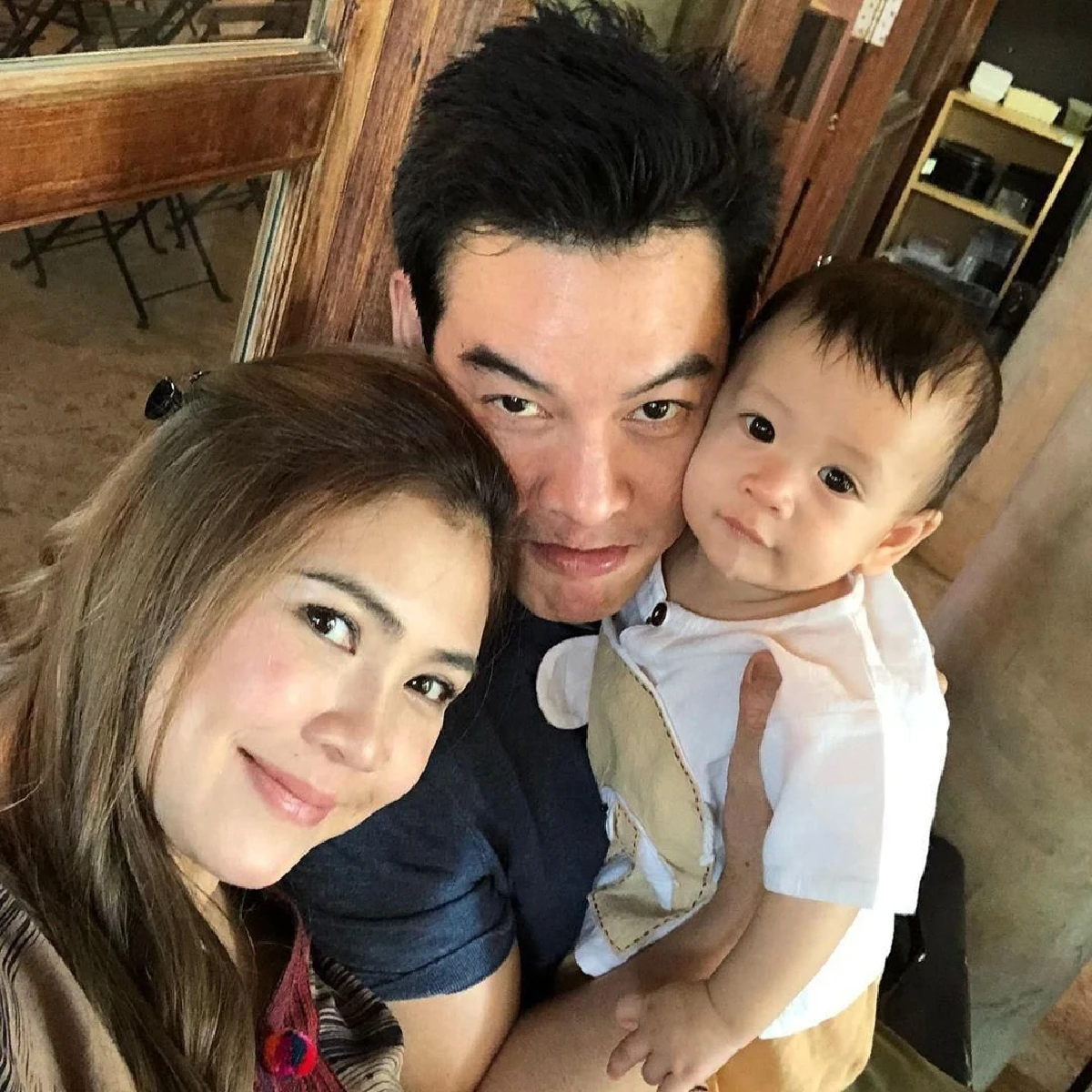 ภาพชวนอมยิ้ม “น้องโพธิ์” ยื่นแก้มให้คุณย่าหอมฟอดใหญ่อย่างอบอุ่น