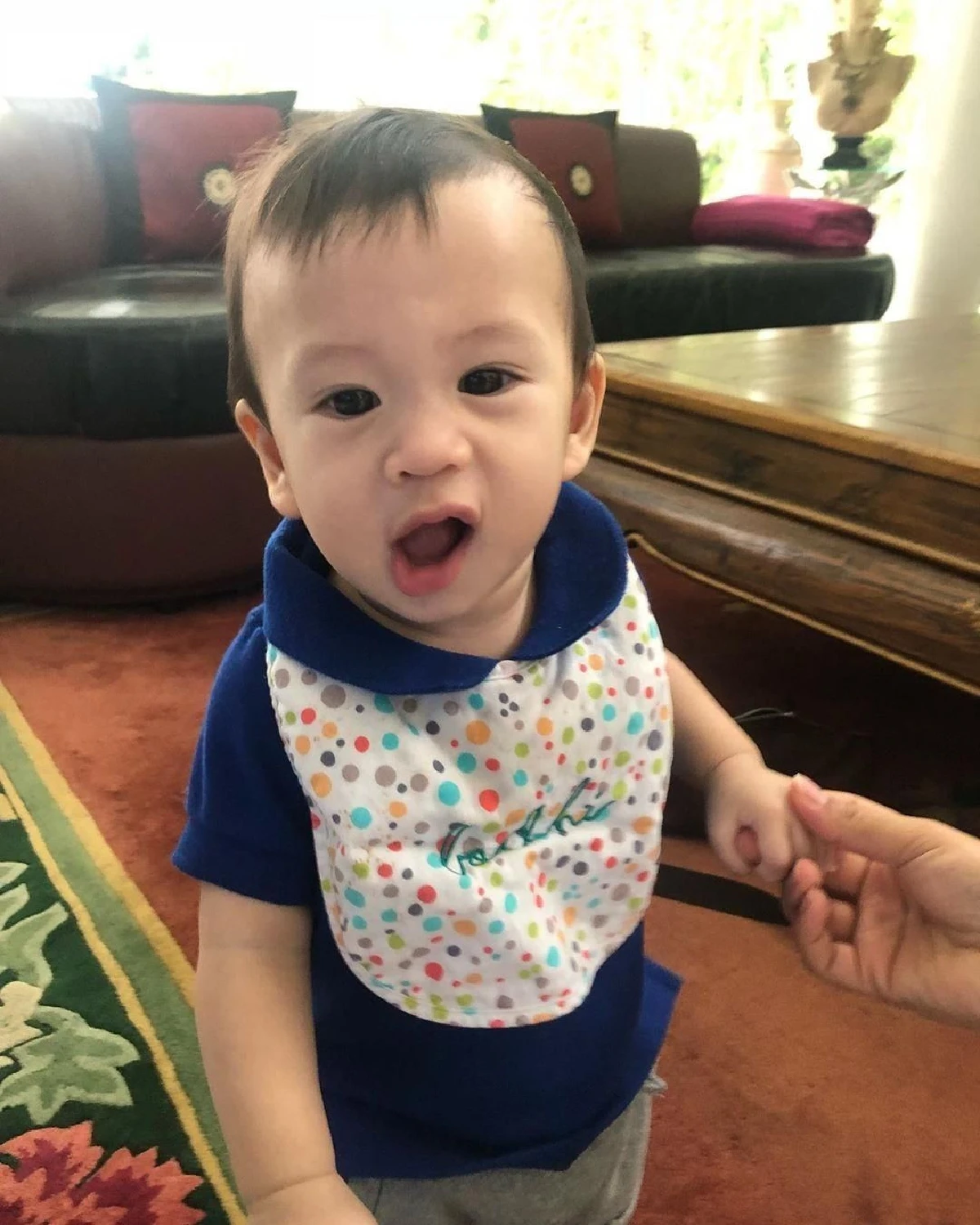 ภาพชวนอมยิ้ม “น้องโพธิ์” ยื่นแก้มให้คุณย่าหอมฟอดใหญ่อย่างอบอุ่น