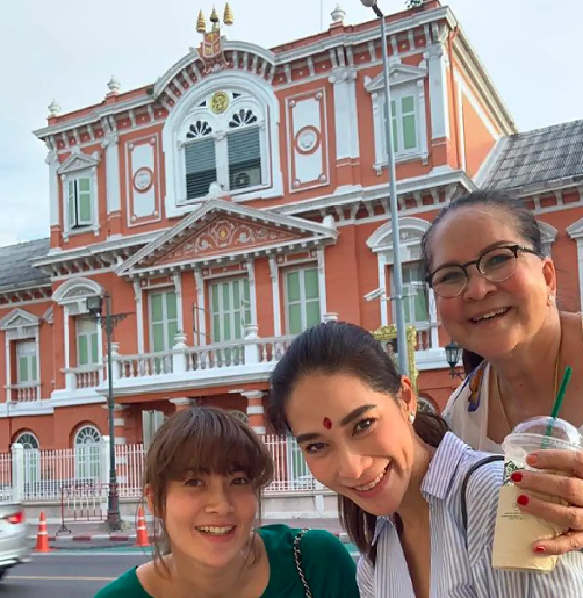 “พลอย” ดีใจหนัก! เจอ "พล.อ.ประยุทธ์” หลังพาแม่และพี่สาวไปขอพรที่ศาลหลักเมือง