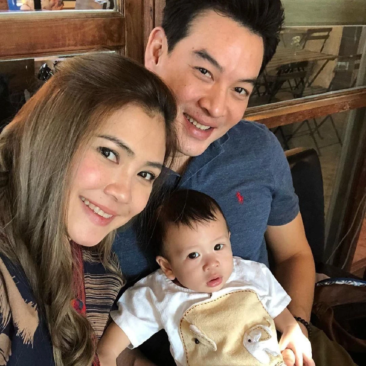 ภาพชวนอมยิ้ม “น้องโพธิ์” ยื่นแก้มให้คุณย่าหอมฟอดใหญ่อย่างอบอุ่น