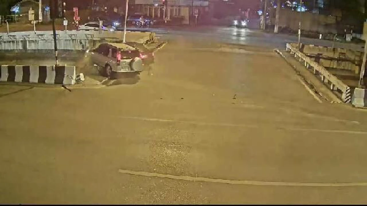 เผยคลิปกล้องวงจรปิดวินาทีรถ "เซนติเมตร" พิธีกรดังถูกชนตกคลองดับ