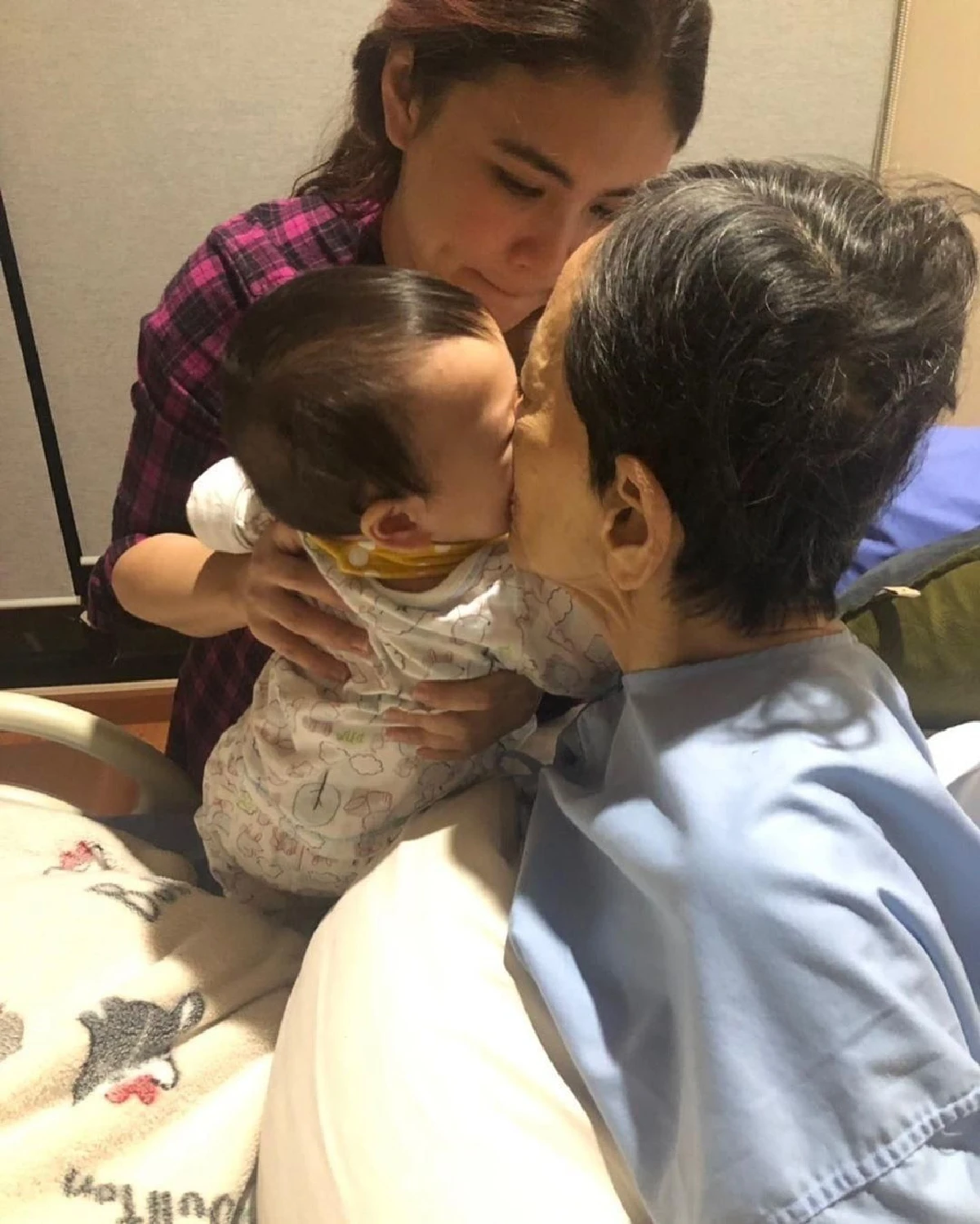 ภาพชวนอมยิ้ม “น้องโพธิ์” ยื่นแก้มให้คุณย่าหอมฟอดใหญ่อย่างอบอุ่น