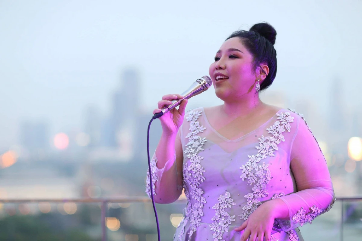 น้กร้องเสียงดี "ลูกจันทร์ นิภาพร” โอดสายการบินทำกีตาร์ตัวเป็นแสนพัง แถมไม่ได้รับความเป็นธรรม