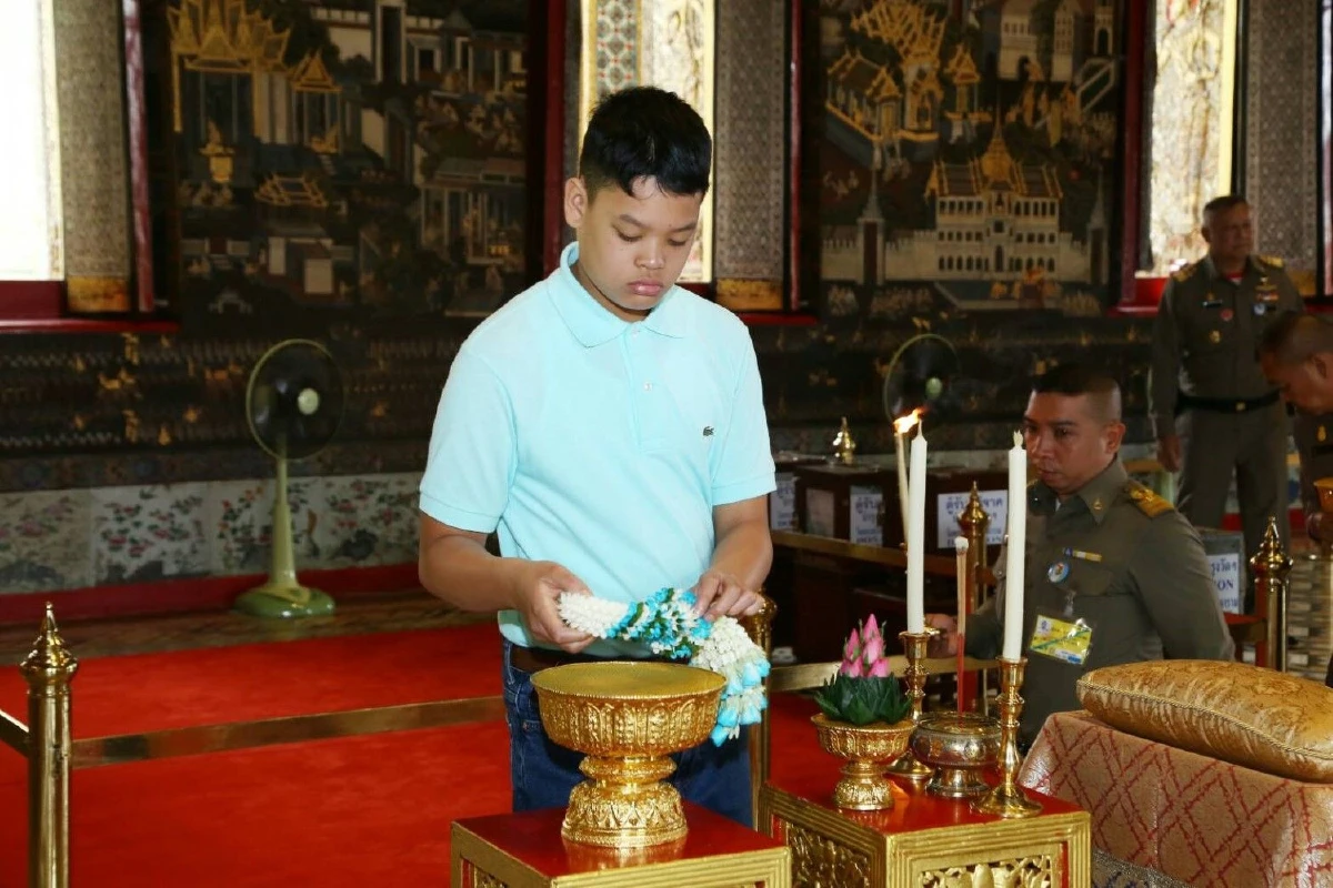 พระองค์เจ้าทีปังกรฯทรงนำพระสหายทัศนศึกษาวัดพระแก้วและพระบรมมหาราชวัง