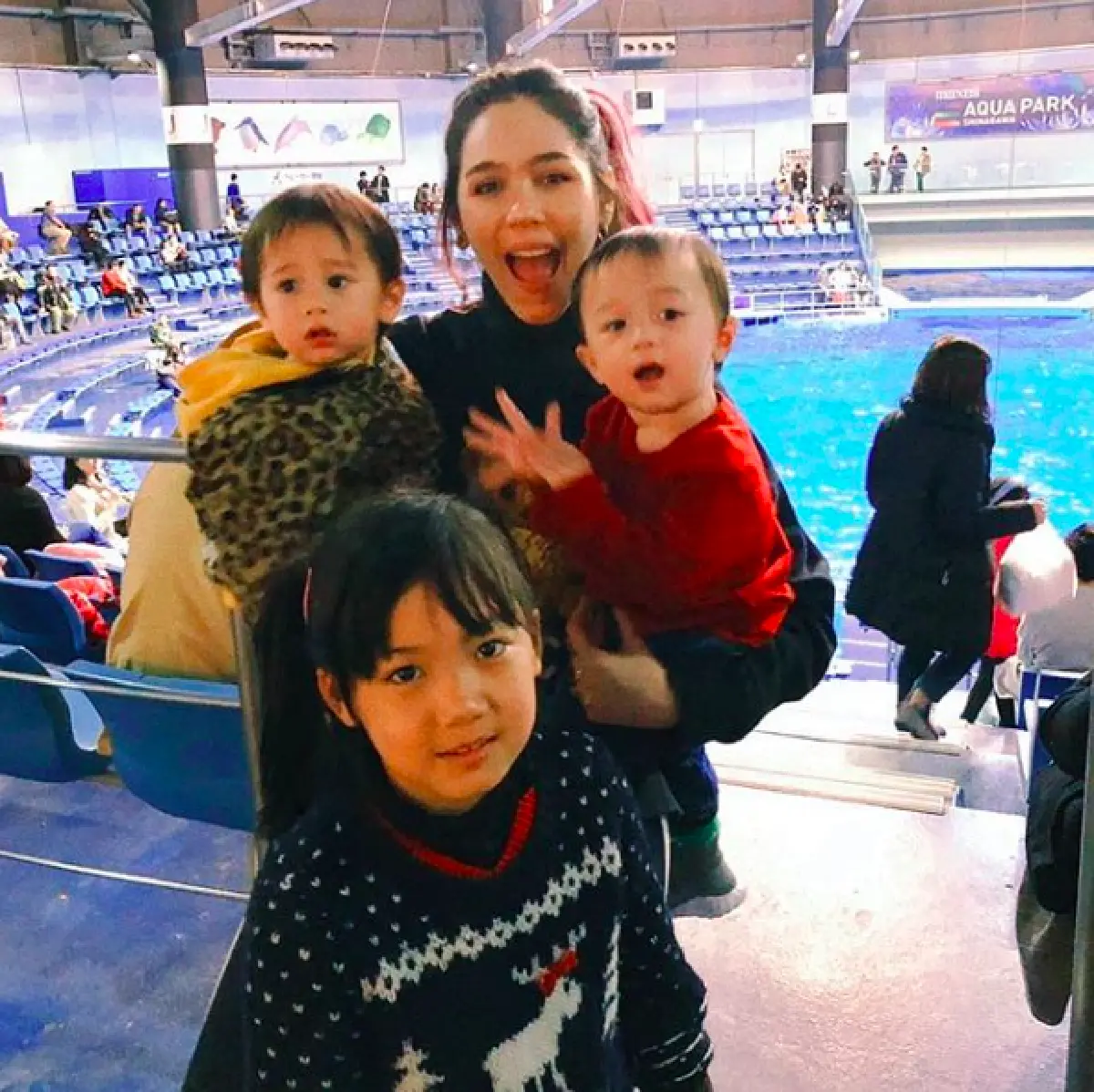 “แม่ชม-พ่อน็อต” กระเตงลูกแฝด “สายฟ้า-พายุ” เที่ยวพักผ่อนรับอากาศเย็นๆ ที่ญี่ปุ่น