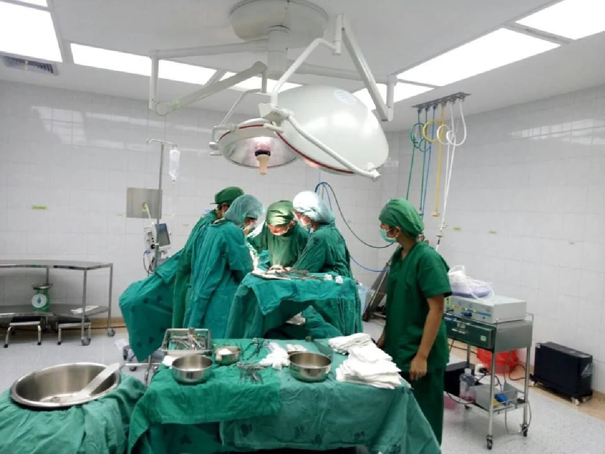 แพทย์ช่วยกันผ่าตัดคนไข้ 11 รายทั้งที่ไฟดับ-ท่ามกลางพายุปาบึก