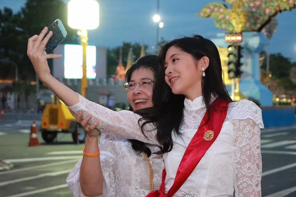 คุณแม่! ชาวเน็ตแห่เรียก "หญิงหน่อย" หลังโชว์ภาพเดินงานอุ่นไอรักกับ "จินนี่"