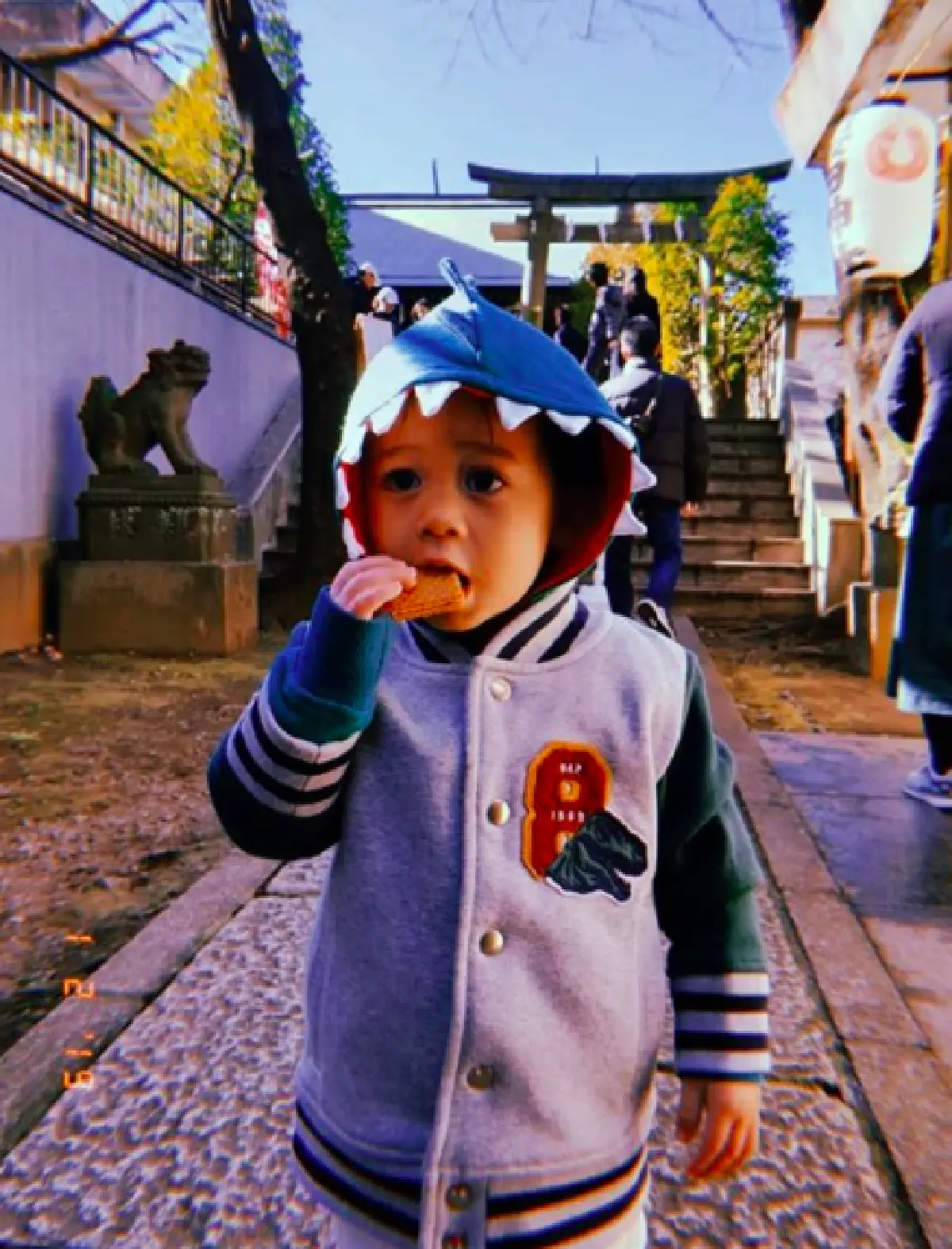 “แม่ชม-พ่อน็อต” กระเตงลูกแฝด “สายฟ้า-พายุ” เที่ยวพักผ่อนรับอากาศเย็นๆ ที่ญี่ปุ่น