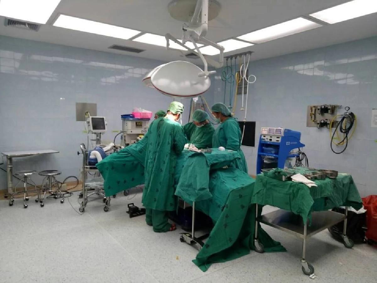 แพทย์ช่วยกันผ่าตัดคนไข้ 11 รายทั้งที่ไฟดับ-ท่ามกลางพายุปาบึก