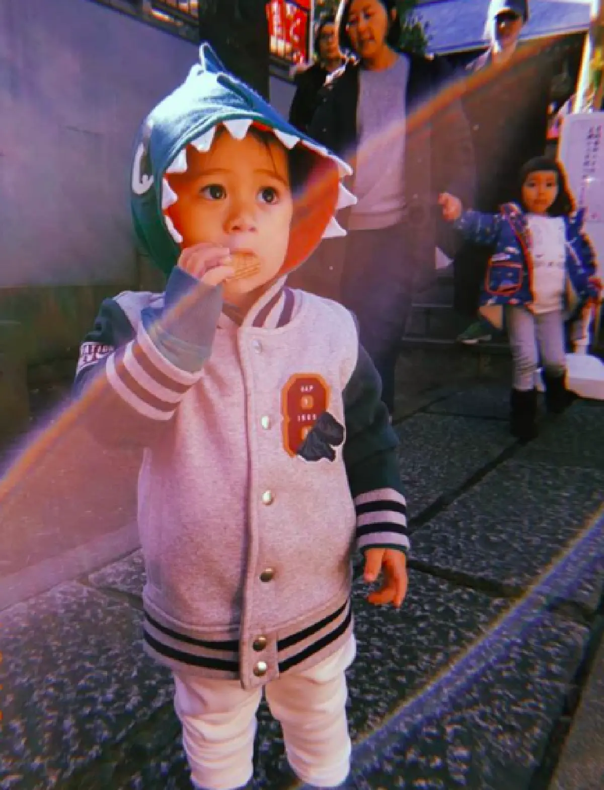 “แม่ชม-พ่อน็อต” กระเตงลูกแฝด “สายฟ้า-พายุ” เที่ยวพักผ่อนรับอากาศเย็นๆ ที่ญี่ปุ่น