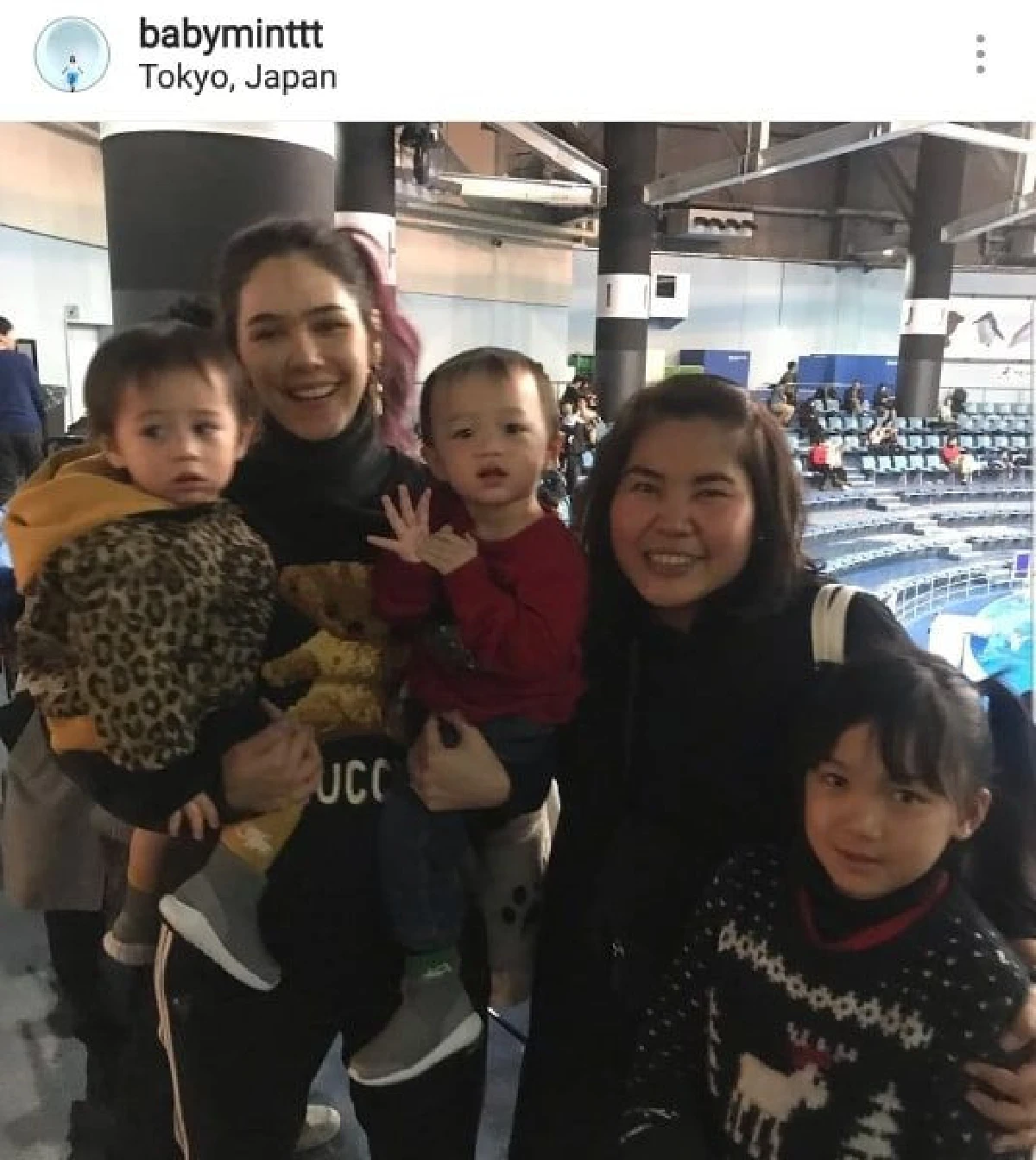 “แม่ชม-พ่อน็อต” กระเตงลูกแฝด “สายฟ้า-พายุ” เที่ยวพักผ่อนรับอากาศเย็นๆ ที่ญี่ปุ่น