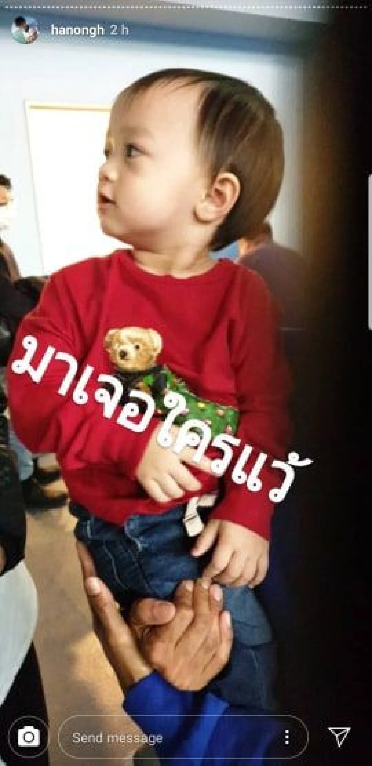 “แม่ชม-พ่อน็อต” กระเตงลูกแฝด “สายฟ้า-พายุ” เที่ยวพักผ่อนรับอากาศเย็นๆ ที่ญี่ปุ่น