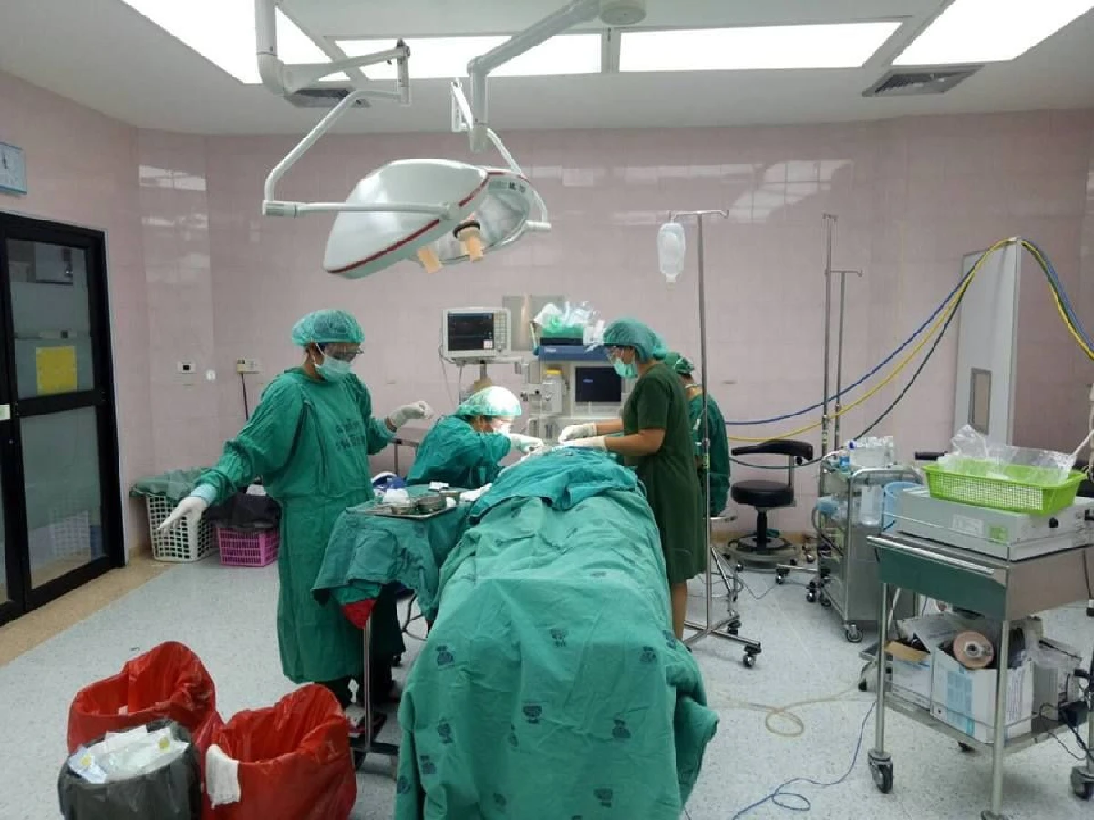 แพทย์ช่วยกันผ่าตัดคนไข้ 11 รายทั้งที่ไฟดับ-ท่ามกลางพายุปาบึก