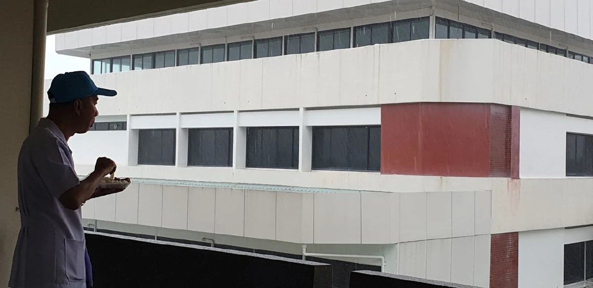 แพทย์ช่วยกันผ่าตัดคนไข้ 11 รายทั้งที่ไฟดับ-ท่ามกลางพายุปาบึก