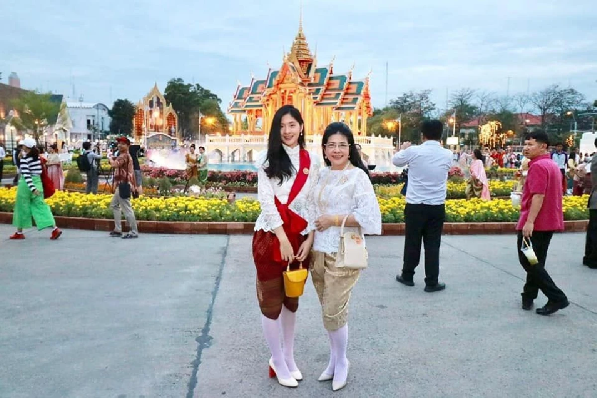 คุณแม่! ชาวเน็ตแห่เรียก "หญิงหน่อย" หลังโชว์ภาพเดินงานอุ่นไอรักกับ "จินนี่"