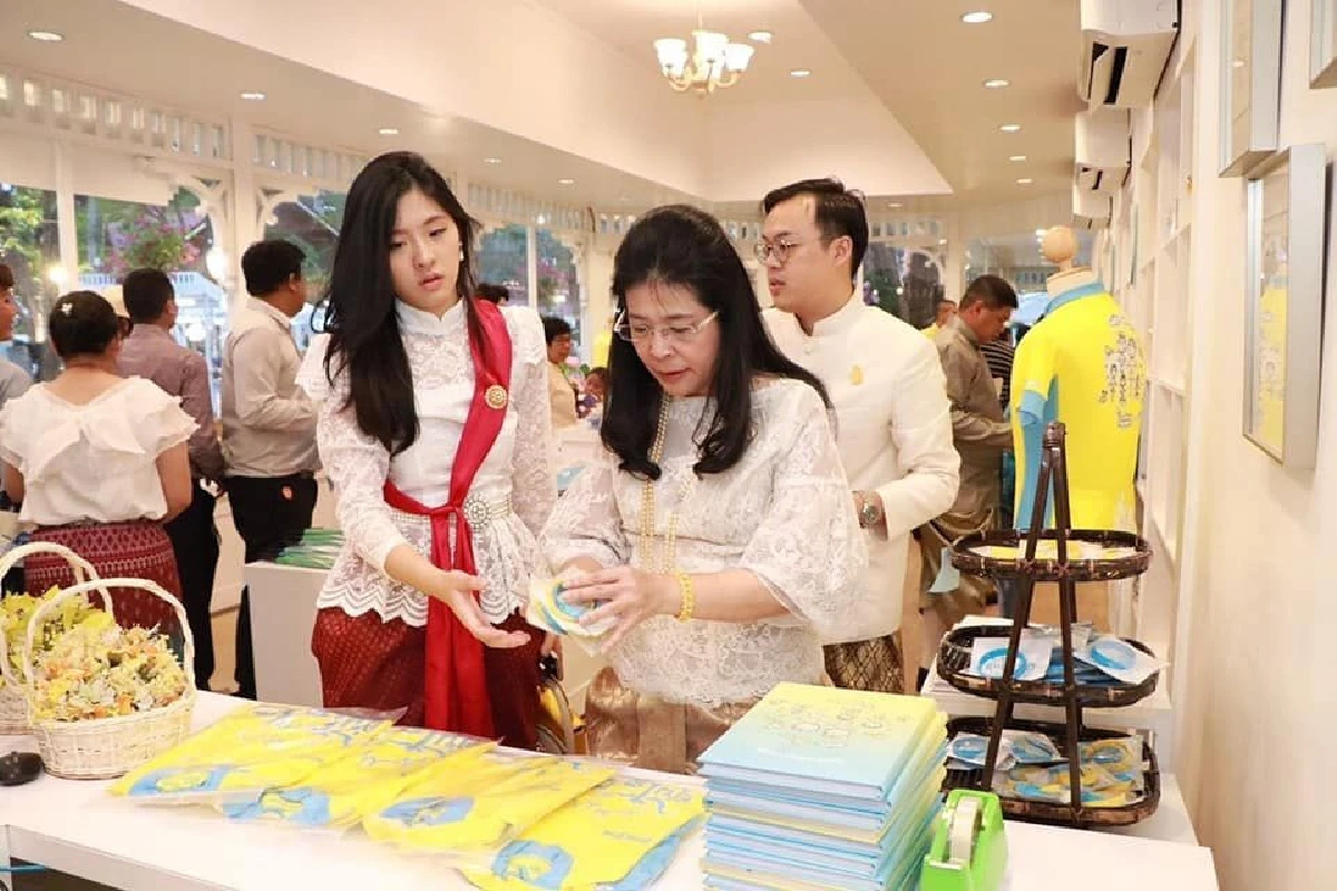 คุณแม่! ชาวเน็ตแห่เรียก "หญิงหน่อย" หลังโชว์ภาพเดินงานอุ่นไอรักกับ "จินนี่"