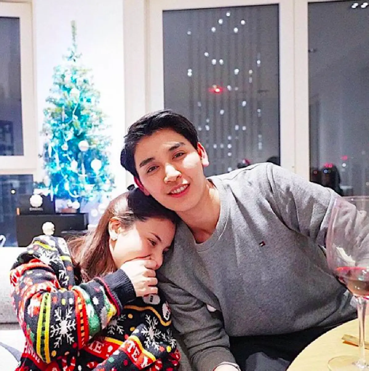 รักมั่นคง! "ซีแนม สุนทร” ถูกแฟนคุกเข่ามอบแหวนเป็นของขวัญครบรอบ 9 ปี