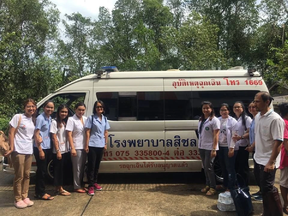 ทีมแพทย์โรงพยาบาลสิชล ลงพื้นที่ดูแลชาวบ้าน-ช่วยตัดต้นไม้ หลังหมดพายุปาบึก