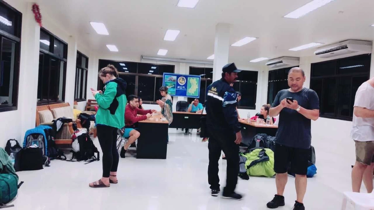 ฝรั่งชื่นชม!เจ้าหน้าที่ไทยช่วยอพยพหนีพายุอย่างรวดเร็วและดูแลอย่างดี