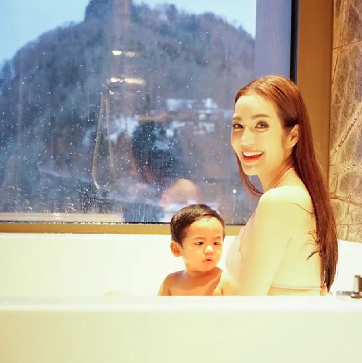 ทริปนี้แฮปปี้! “อ๋อม สกาวใจ” พา “น้องจอมทัพ” ลงอ่างเล่นน้ำที่สวิตเซอร์แลนด์