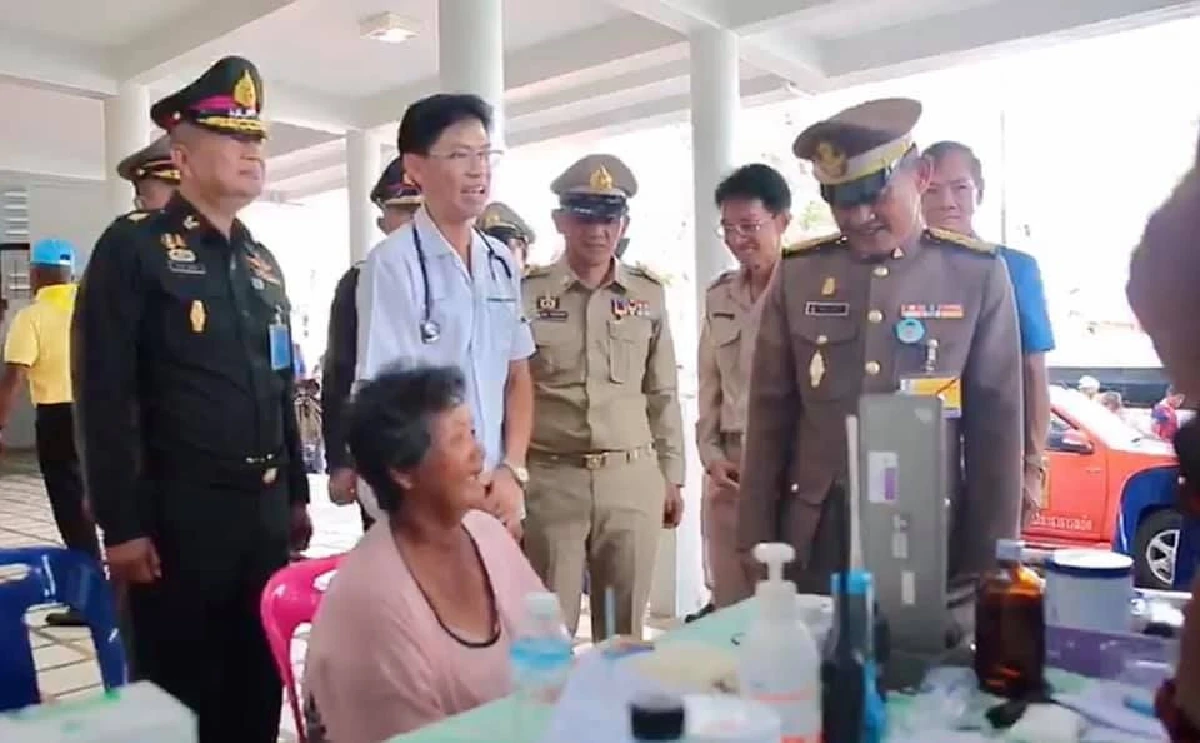 สมเด็จพระเจ้าอยู่หัว พระราชทานสิ่งของให้ผู้ประสบภัยภาคใต้
