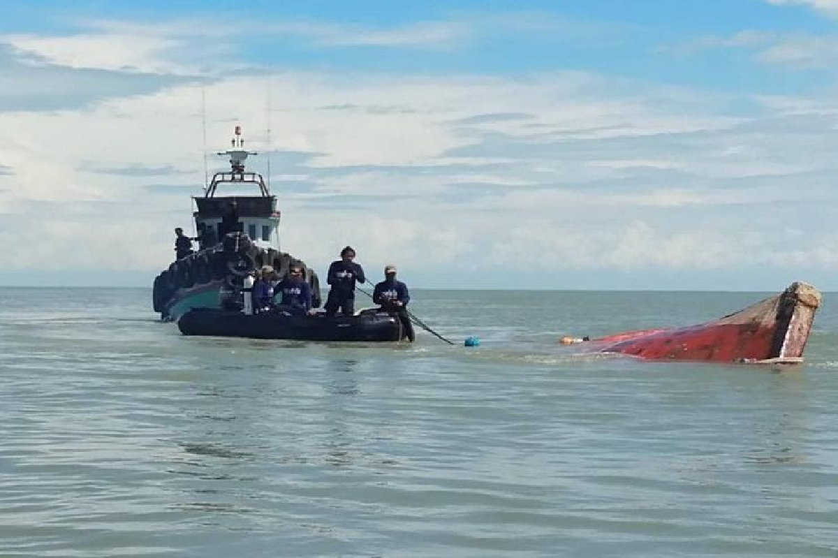 พิษพายุปาบึก พบศพลอยอืดเกยชายหาดบ้านปาตาบูดี พิษพายุปาบึก พบศพลอยอืดเกยชายหาดบ้านปาตาบูดี
