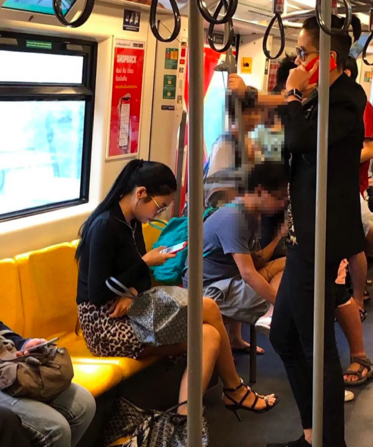 "นิ้ง โศภิดา” ขึ้นรถไฟฟ้าไม่วายเจอดราม่า เอากระเป๋าวางกั้นจนคนอื่นนั่งไม่ได้