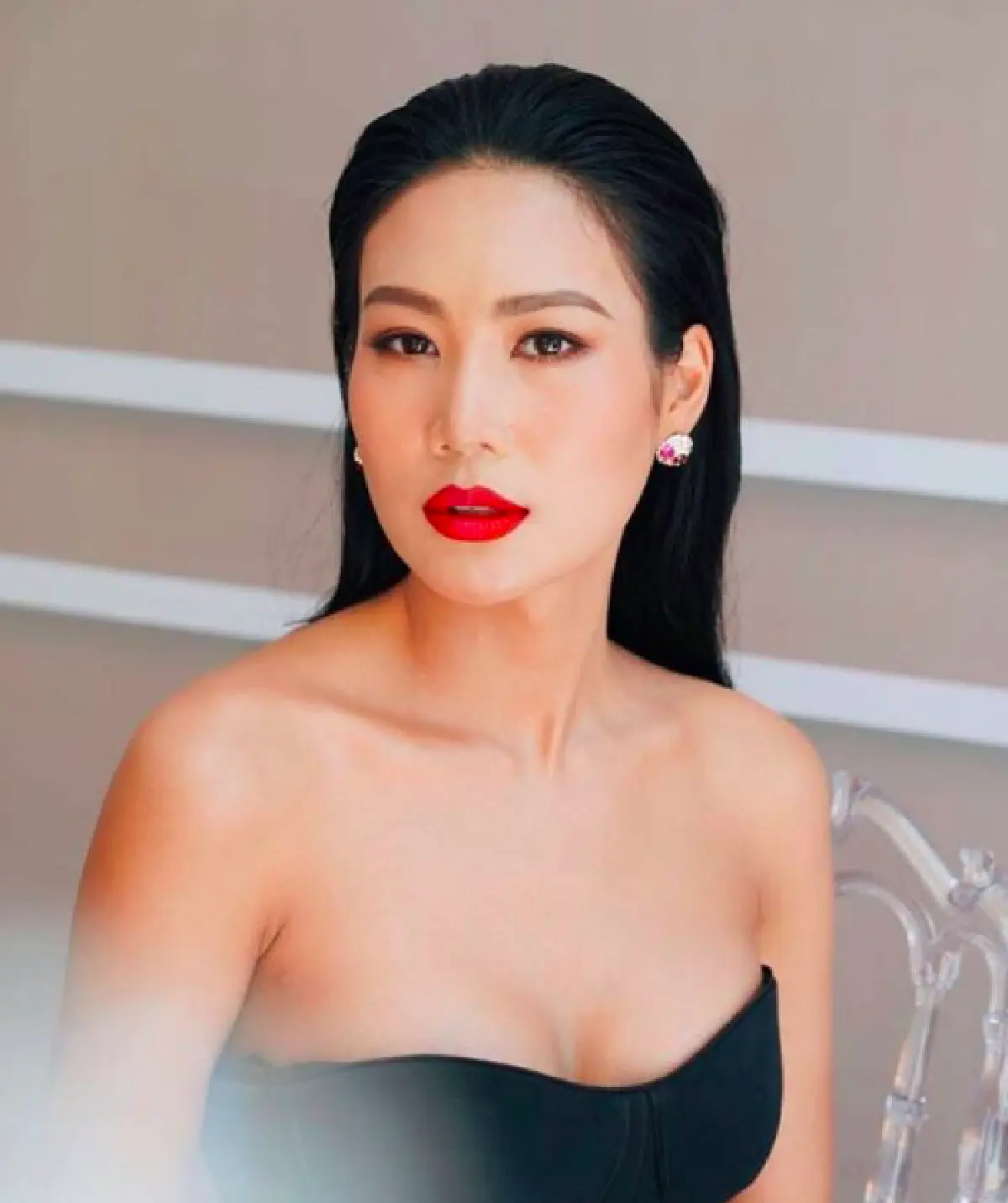 "นิ้ง โศภิดา” ขึ้นรถไฟฟ้าไม่วายเจอดราม่า เอากระเป๋าวางกั้นจนคนอื่นนั่งไม่ได้