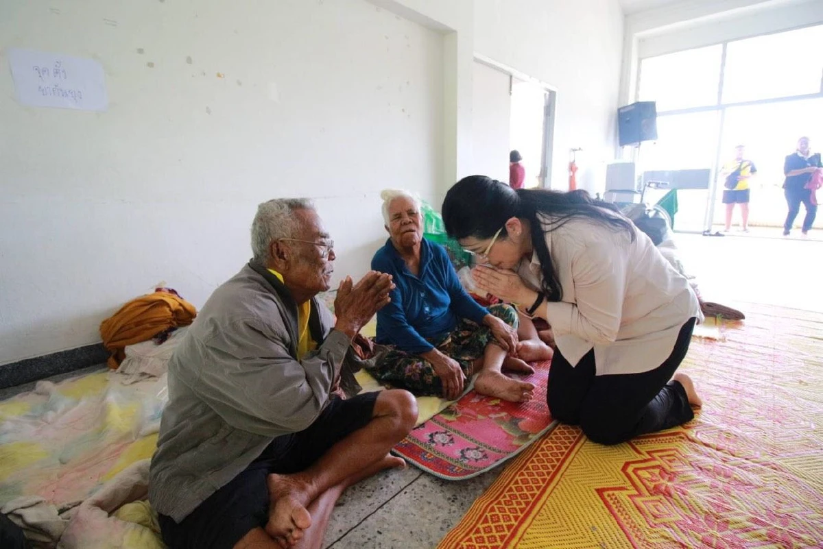 "สุดารัตน์"นำเงินบริจาคจากศูนย์ช่วยเหลือฯเพื่อไทย ช่วยนครศรีธรรมราช