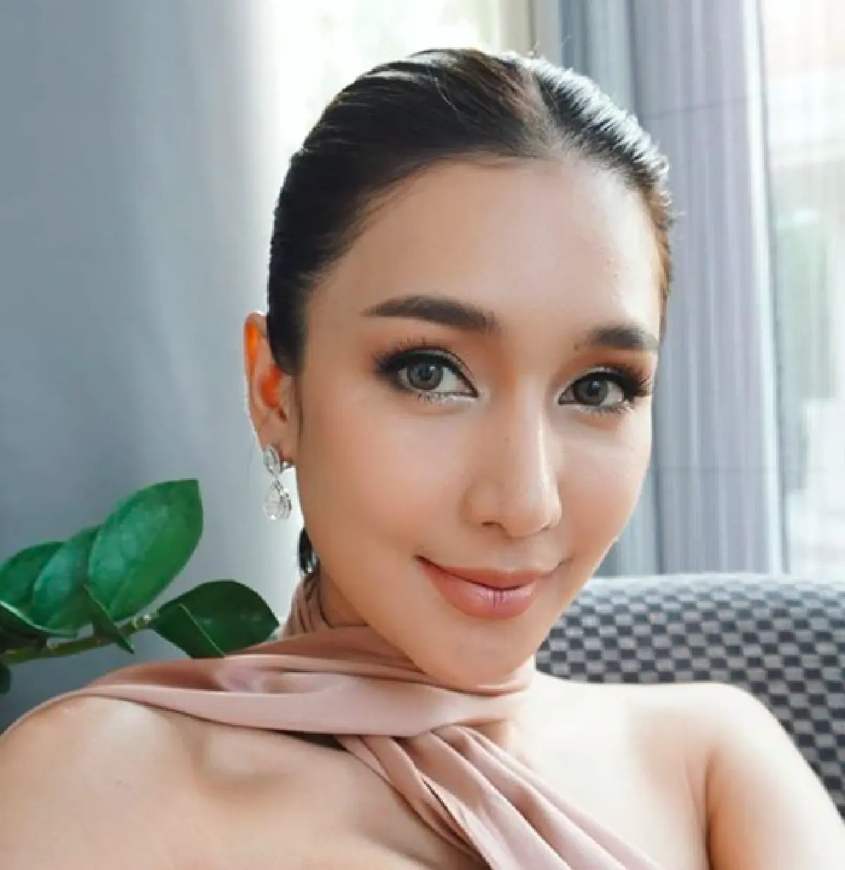 “เนย โชติกา” เซอร์ไพรส์แม่รับปีใหม่ ด้วยกระเป๋าแบรนด์หรู ใส่เงินก้อนโต