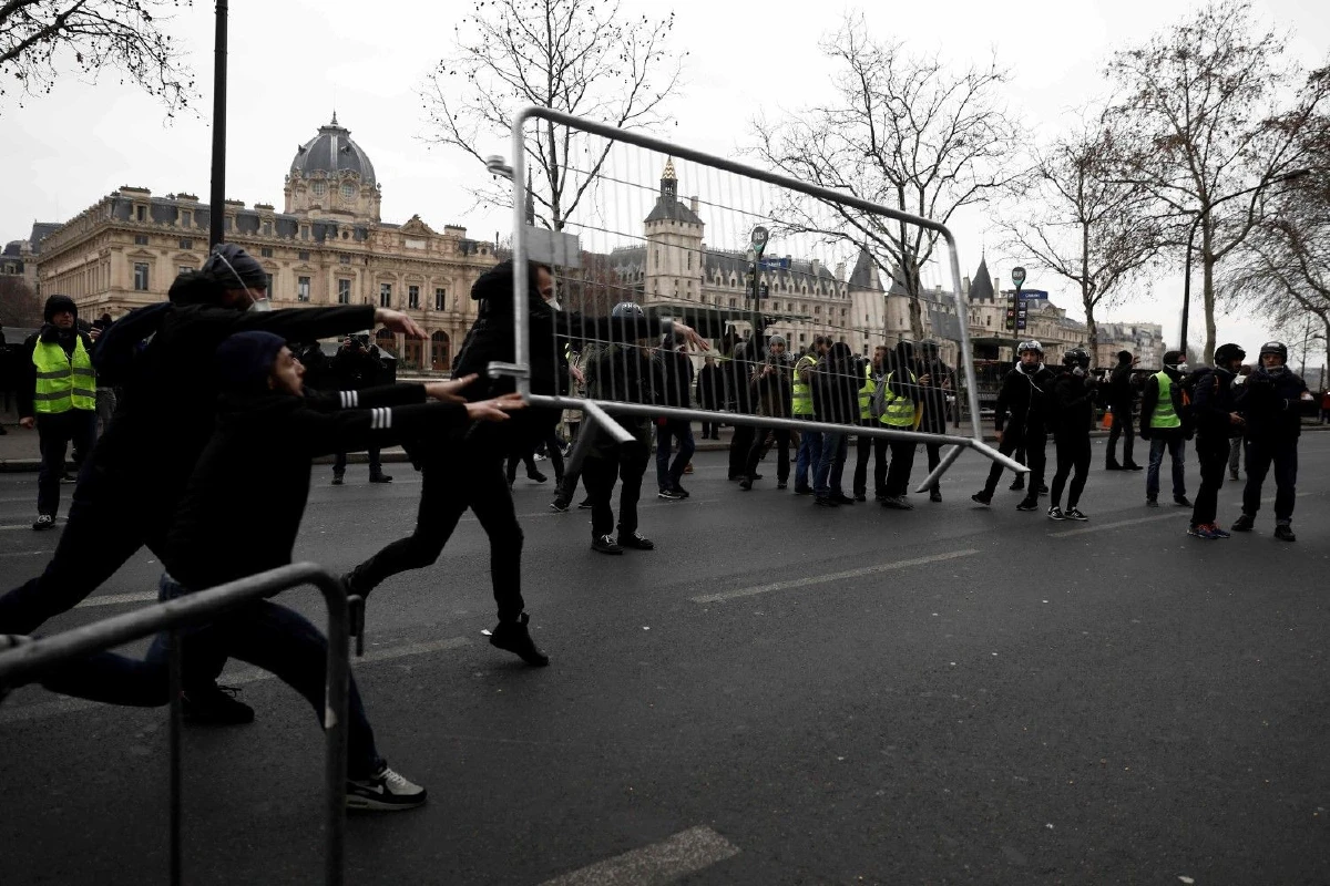 ฝรั่งเศสเดือด!ม็อบเสื้อกั๊กเหลืองปะทะตำรวจอีก-บุกพังสำนักงานโฆษกรัฐบาล