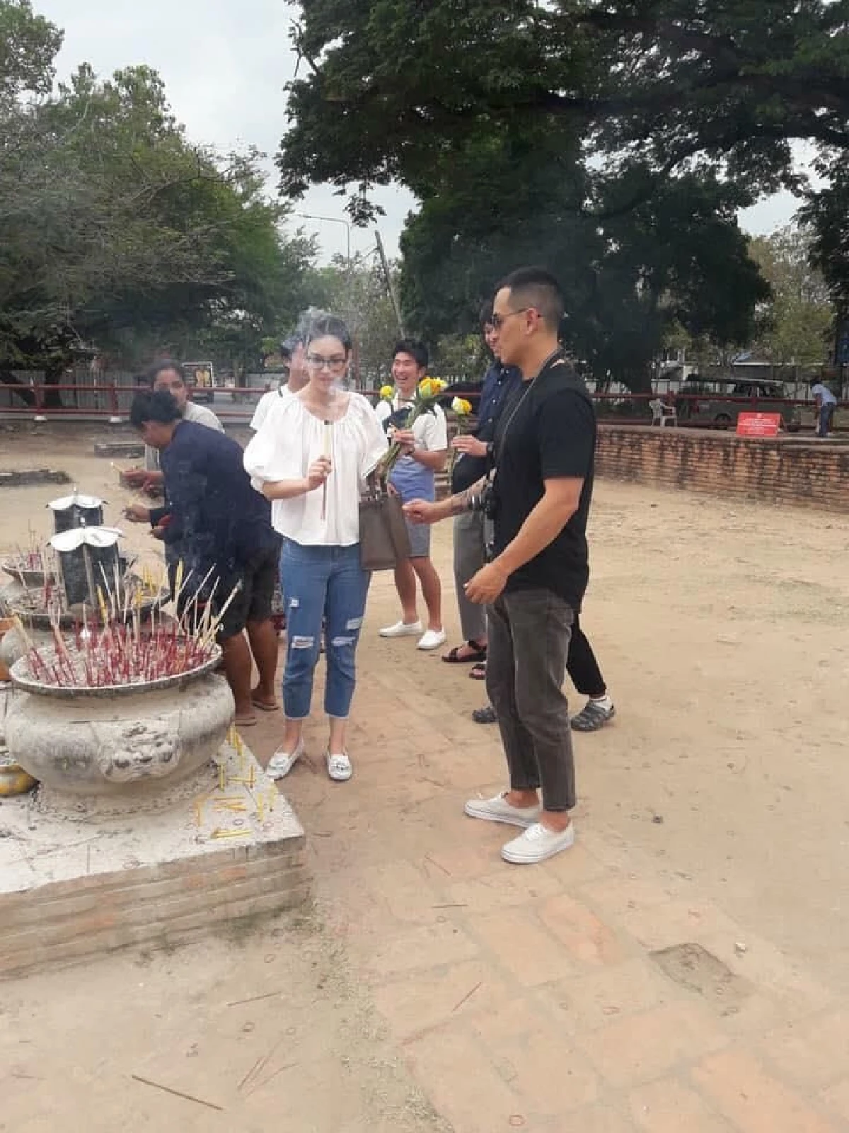 ไม่ใช่ความลับจ้า!"แมท-สงกรานต์” เดินหน้าสวีทต่อ ควงคู่ทำบุญกุมมือหวาน