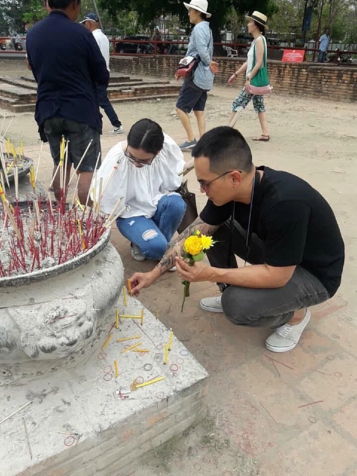 ไม่ใช่ความลับจ้า!"แมท-สงกรานต์” เดินหน้าสวีทต่อ ควงคู่ทำบุญกุมมือหวาน