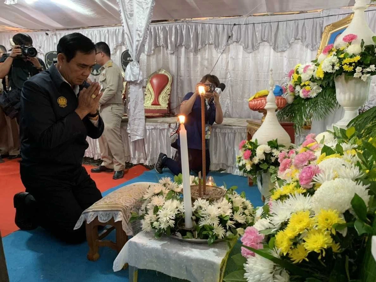 "บิ๊กตู่"ให้กำลังใจครอบครัวหนุ่มจิตอาสาเสียชีวิตจากพายุปาบึก