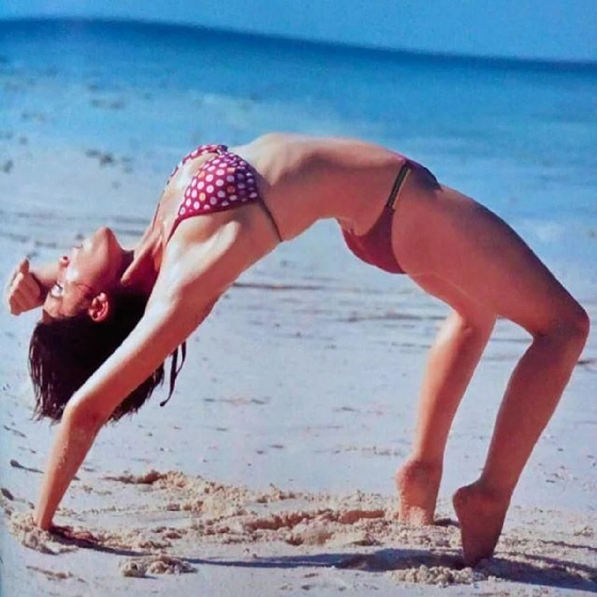 ยอมใจหุ่นแม่! "มาช่า" โพสต์ภาพเล่นโยคะท้าแดด ในชุดบิกินี่ริมทะเล