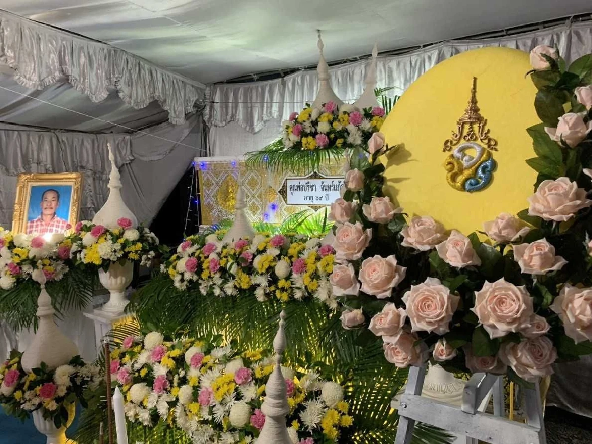 ในหลวงพระราชทานพวงมาลาหลวงวางหน้าหีบศพจิตอาสาเสียชีวิตจากพายุปาบึก