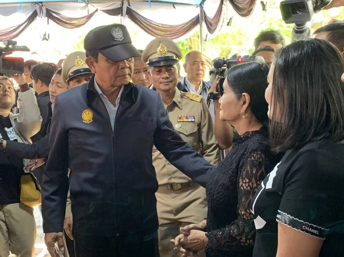 "บิ๊กตู่"ให้กำลังใจครอบครัวหนุ่มจิตอาสาเสียชีวิตจากพายุปาบึก