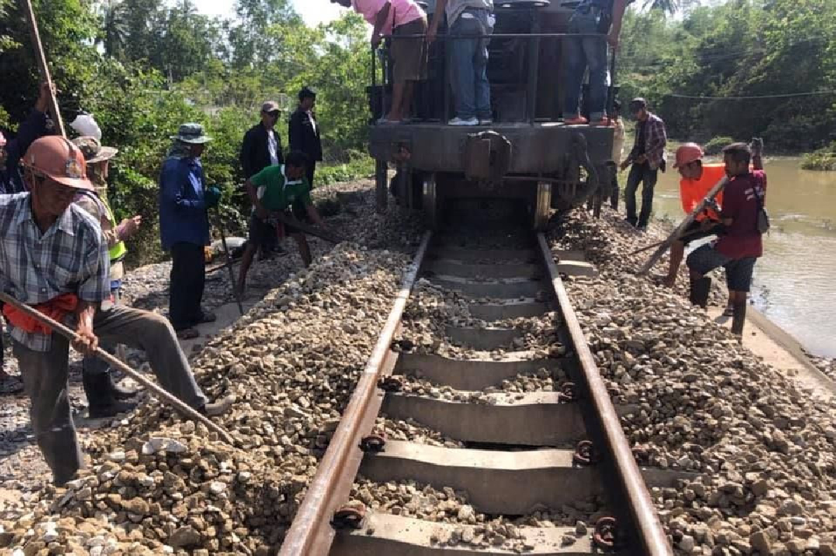 รฟท.เร่งซ่อมทางรถไฟสายใต้หลังระดับน้ำลด คาดเปิดเดินรถตามปกติ8ม.ค.นี้ รฟท.เร่งซ่อมทางรถไฟสายใต้หลังระดับน้ำลด คาดเปิดเดินรถตามปกติ8ม.ค.นี้