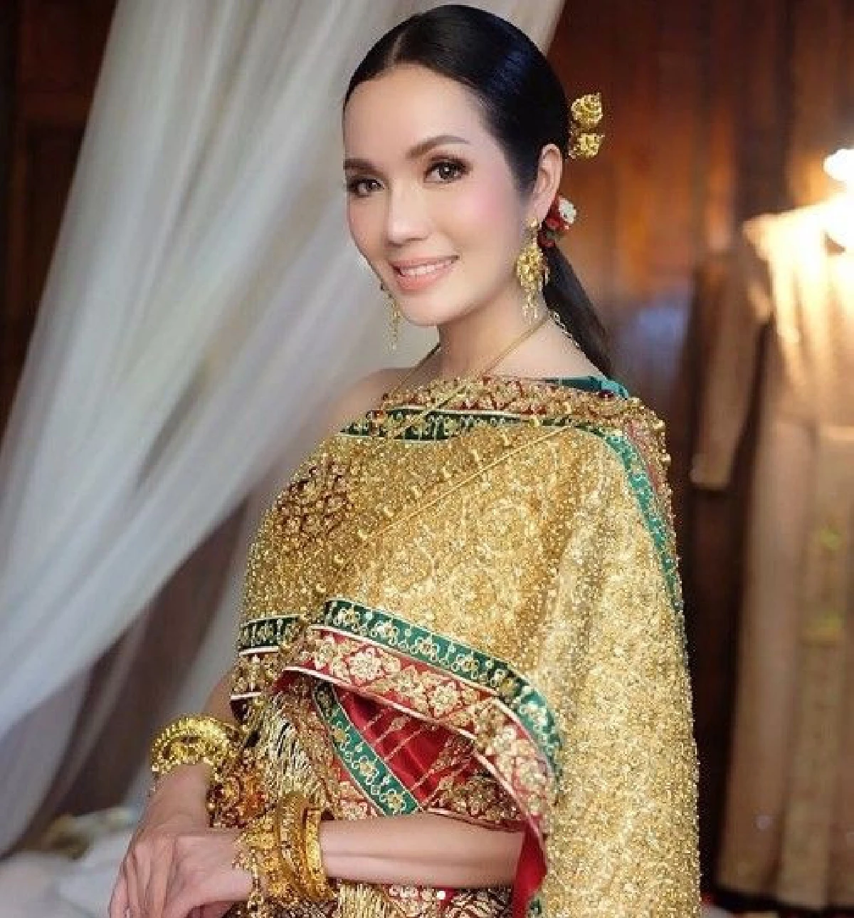 ส่องภาพสาวเซ็กซี่ของวงการบันเทิง เปลี่ยนลุคมาแต่งชุดไทย เรียบร้อย สง่างาม