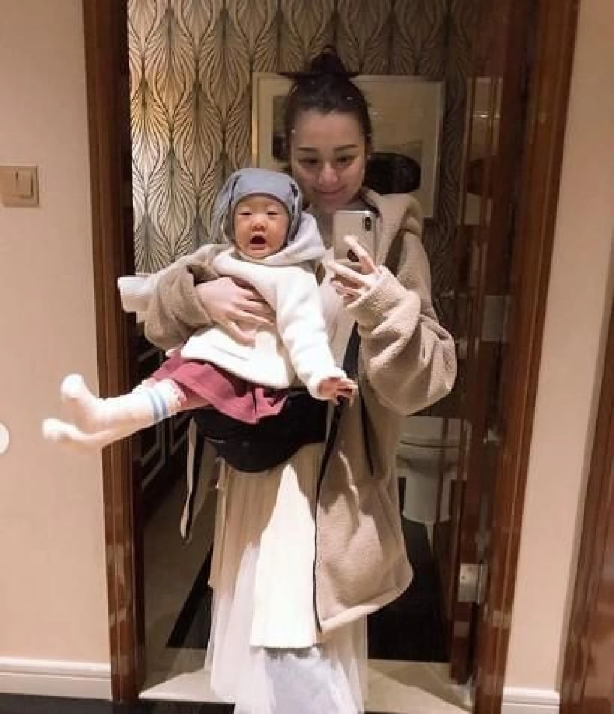 ไม่ได้ดัดจริต! เอ็ม บุษราคัม เผยเหตุผลไม่อยากให้คนแปลกหน้าจับมือ-จับแก้มลูก