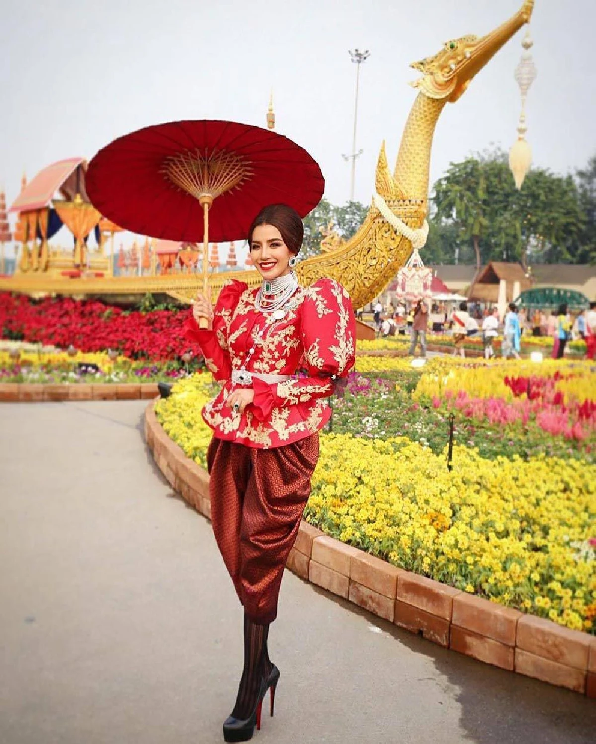 ส่องภาพสาวเซ็กซี่ของวงการบันเทิง เปลี่ยนลุคมาแต่งชุดไทย เรียบร้อย สง่างาม