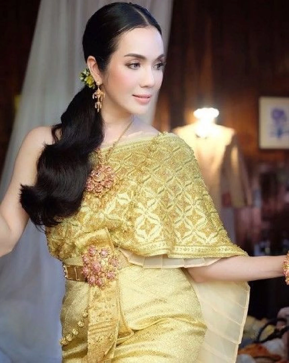 ส่องภาพสาวเซ็กซี่ของวงการบันเทิง เปลี่ยนลุคมาแต่งชุดไทย เรียบร้อย สง่างาม