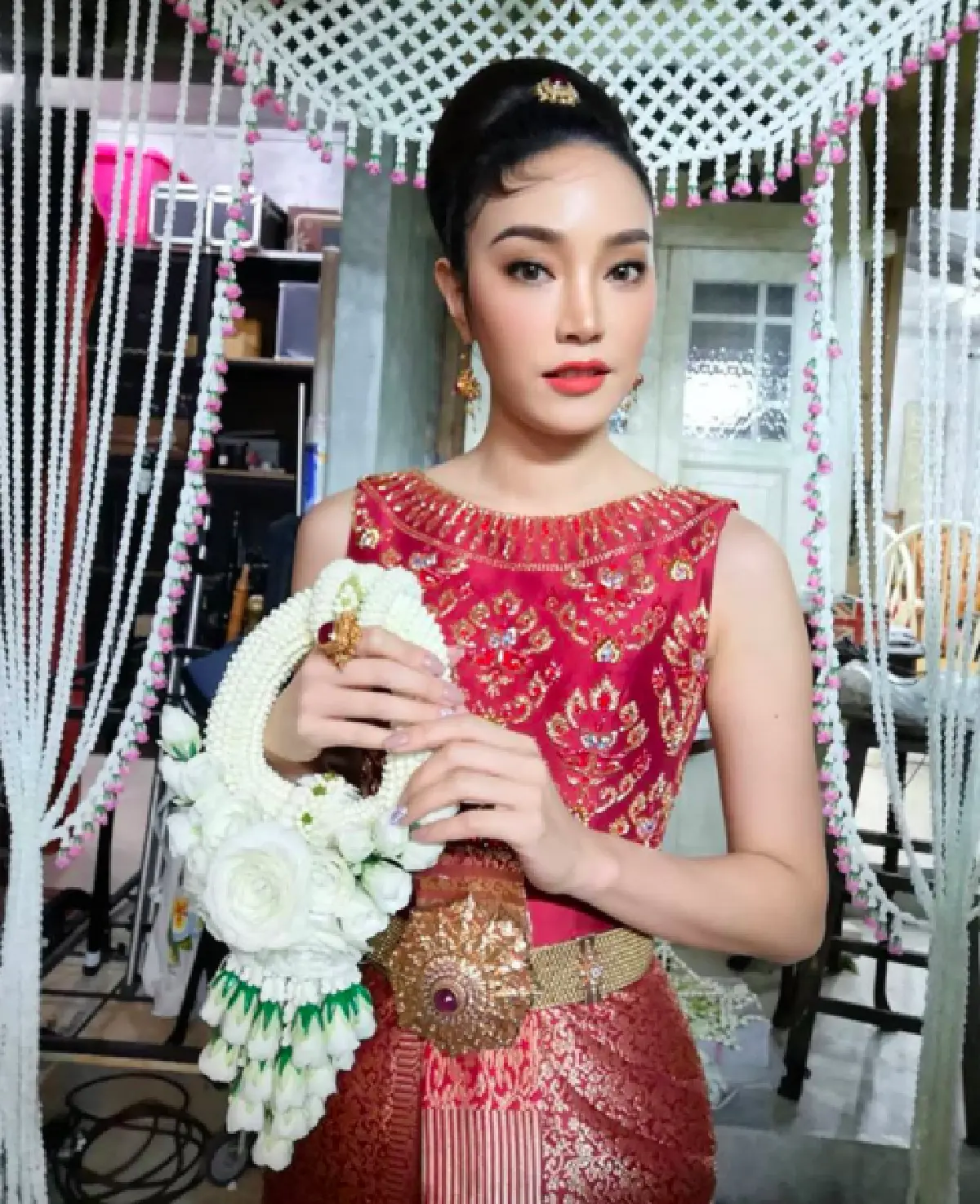 ส่องภาพสาวเซ็กซี่ของวงการบันเทิง เปลี่ยนลุคมาแต่งชุดไทย เรียบร้อย สง่างาม