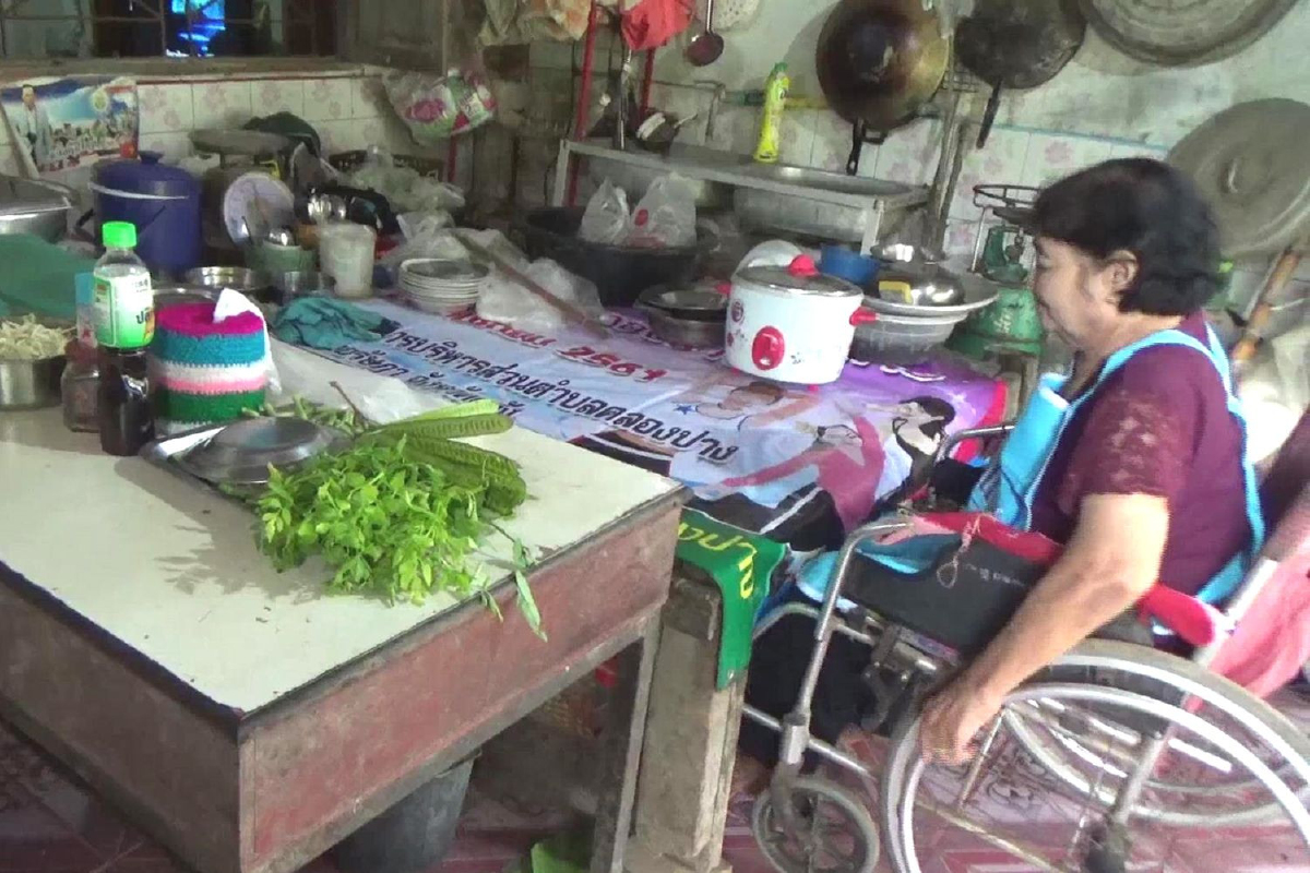 คุณป้าพิการนั่งรถเข็นขายขนมจีนเก็บเงินจนสร้างบ้านได้ คุณป้าพิการนั่งรถเข็นขายขนมจีนเก็บเงินจนสร้างบ้านได้