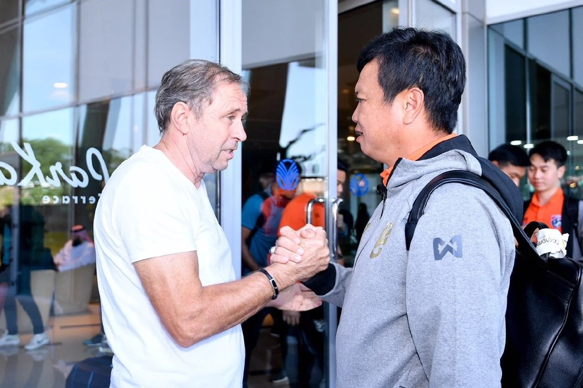 ชมภาพ "ราเยวัช" กอดลาแข้งช้างศึก